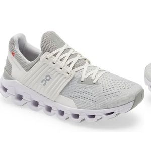 On cloud Womens running shoes white